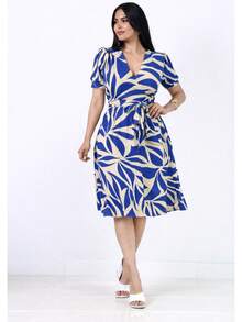 Elegant Women's Midi Dress In An A-Line Cut With A Blue And Beige Print, Short Puff Sleeves, And A Crossover Hem With A Belt. - 藍色瓷磚 - 查看 2