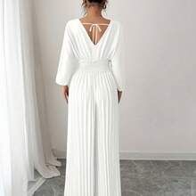 The Elegant White Wide-Leg Jumpsuit Features A V-Neck Design That Subtly Accentuates The Neck Line. The Loose And Casual Cuffs, Combined With The High-Waist Position And Pleated Technique, Raise The Waistline And Create The Impression Of Long Legs - 白色 - 查看 3