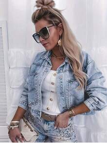 [Hot Girls, Grab This! This Studded Denim Jacket Covers Your Eye-Catching Looks] Who Can Resist A Vintage Denim Jacket Covered In Studs? Light Blue Wash Delivers Fresh Street Vibes, While Vintage Brown Leans Into Retro Relaxation-Two Colors To Suit Different Styles. The Relaxed Cropped Fit Hides Flaws And Flatters Proportions, With Metal Studs + Frayed Details To Amplify Sweet-Cool Style. Pair With A Bandeau For A Festival Hot Girl Look, Or Wide-Leg Pants To Switch To Commuter Cool. Whether It's Market Runs With Friends Or Night Clubbing, It's A Plus For American-Style Outfits. No Need To Overthink Styling-This Highlighted Jacket Lets You Stand Out Effortlessly! - 藍色 - 查看 3