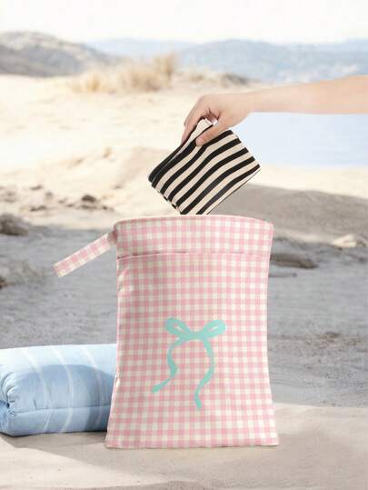 1个随机图案防水尿布袋，便携式旅行收纳袋，可装衣物、泳衣、洗漱用品、尿布等