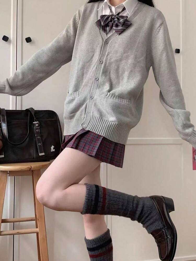 【春・秋用】Vネックカーディガン | ベーシックデザインで学園風・通勤に合わせやすく、スタイルアップを叶えるJK制服コーデの必須ニット - グレー - 見る 3
