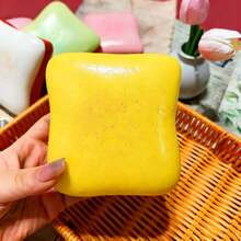 1个超柔软湿润黄油吐司造型挤压玩具 - 生日、节日、圣诞节、万圣节的完美礼物 - 畅销慢回弹减压玩具，逼真“流动”吐司造型，云朵般柔软的质感，终极桌面玩具 - 彩色 - 查看 6