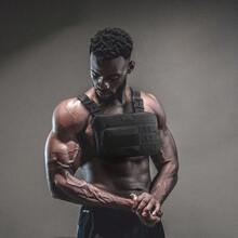 Fitdom - Paquete de pecho deportivo inspirado en la táctica. Bolsa de pecho para hombre con soporte para teléfono integrado. Este chaleco EDC Rig Pouch es perfecto para entrenamientos, ciclismo y - A - Ver 11