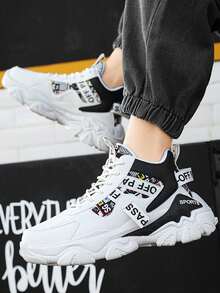 Zapatillas deportivas masculinas informales transpirables con diseño en bloques de color blanco y negro, zapatillas de baloncesto para hombre, con suela gruesa antideslizante, cómodas, con puntera redondeada, cordones, transpirables y antideslizantes, adecuadas para practicar deporte, viajar y para el uso diario. - Blanco y Negro - Ver 1