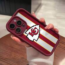 Logotipo de los  con fondo rojo, blanco y dorado. Esta elegante funda es compatible con Samsung, Apple, VIVO, OPPO, , Transsion, ,  y Honor. Fabricada en silicona TPU, ofrece protección contra golpes y caídas, además de una sensación superior. Es el regalo ideal para familiares, amigos y seres queridos, y la opción perfecta para San Valentín y Año Nuevo. - Burdeos - Ver 2