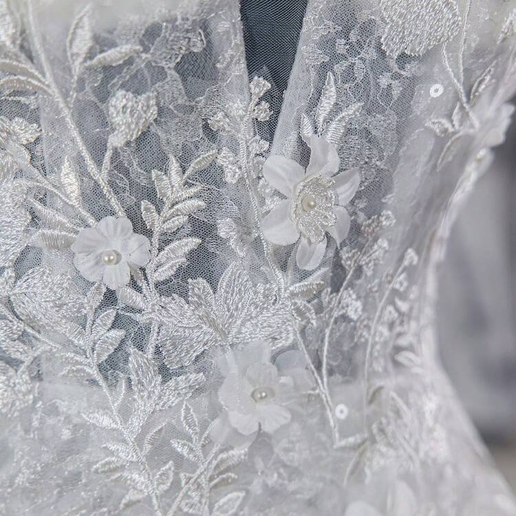 Vestido de novia de encaje romántico con escote en V profundo, detalles bordados florales, diseño minimalista - Blanco - Añade 3