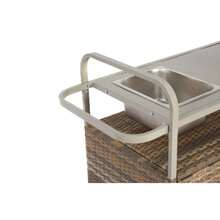 Mesa de bar para exterior, carrito de bar de mimbre con gabinete, carrito de servicio para patio con cubierta de acero, con una hielera, ruedas bloqueables, canasta lateral para jardín, piscina y patio trasero, beige - Caqui - Ver 2