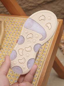 1 par de sandalias de verano para niñas, de unicolor a la moda, con puntera abierta, suela blanda, cierre de gancho y bucle, con flores y perlas, cómodas y planas. Corre pequeño. - Rosa vieja - Ver 9