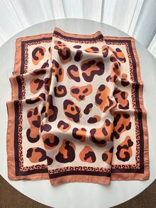 وشاح مربع من الحرير المقلد بطبعة نمر للنساء، أنيق وعملي للملابس والرأس - طبعة جلد النمر البني - مشاهدة 2