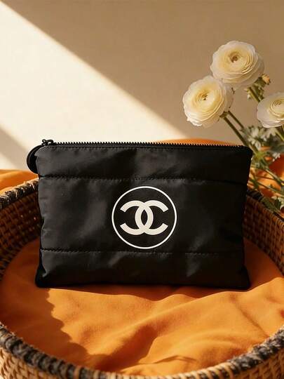 CHANEL 女性用のスタイリッシュなブラックナイロン製コスメバッグ、大容量、軽量で防水、旅行用コスメバッグ、毎日の通勤、休暇用のトイレタリーバッグ、おしゃれなコスメバッグ、高品質のステッチ、多機能コスメバッグ、ポータブル旅行用コスメバッグ、女性への誕生日やクリスマスプレゼントに最適、実用的な旅行用トイレタリーバッグ、必須の美容アイテムを収納できます。
