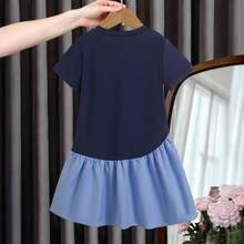 Vestido casual de niña con cuello redondo, manga corta, estampado de corazones y mariposas, y dobladillo irregular con volantes, para primavera/verano - Azul Marino - Ver 2