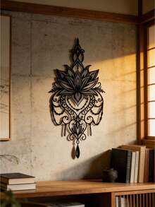 Tranh treo tường kim loại hình hoa sen phong cách Bohemian (1 chiếc, kích thước 21.65*9.41 inch), với thiết kế Mandala tinh xảo, phù hợp cho phòng khách, phòng học, phòng ngủ, ban công, phòng tập yoga, phòng thiền, văn phòng và các không gian khác. Là vật trang trí treo tường trong nhà/ngoài trời trang nhã, mang đến phong cách Bohemian cho ngôi nhà của bạn. - Nhiều màu - Xem 3