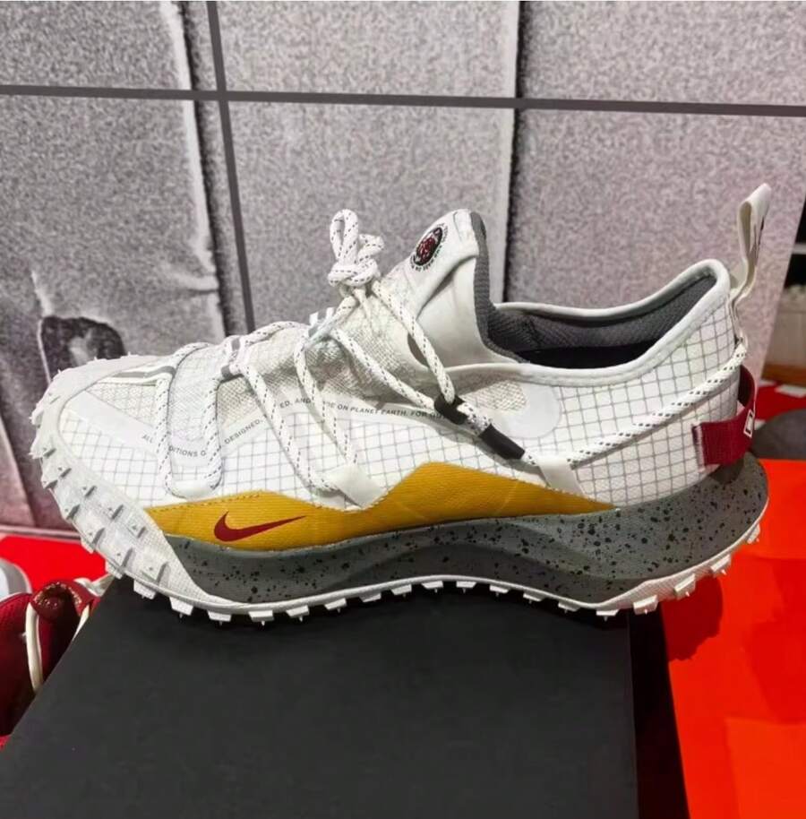 Nike 男鞋ACG MOUNTAIN FLY GTX拒水越野跑步鞋 - 白色 - 查看 1