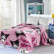 SANRIO 酷洛米主题法兰绒毯，浅粉色和黑色配色，印满可爱的酷洛米图案，点缀着爱心和星星，甜美又酷炫，既美观又实用，可作为礼物或乔迁之喜用品，适合沙发、卧室、露营和旅行使用。 - 彩色 - 查看 3