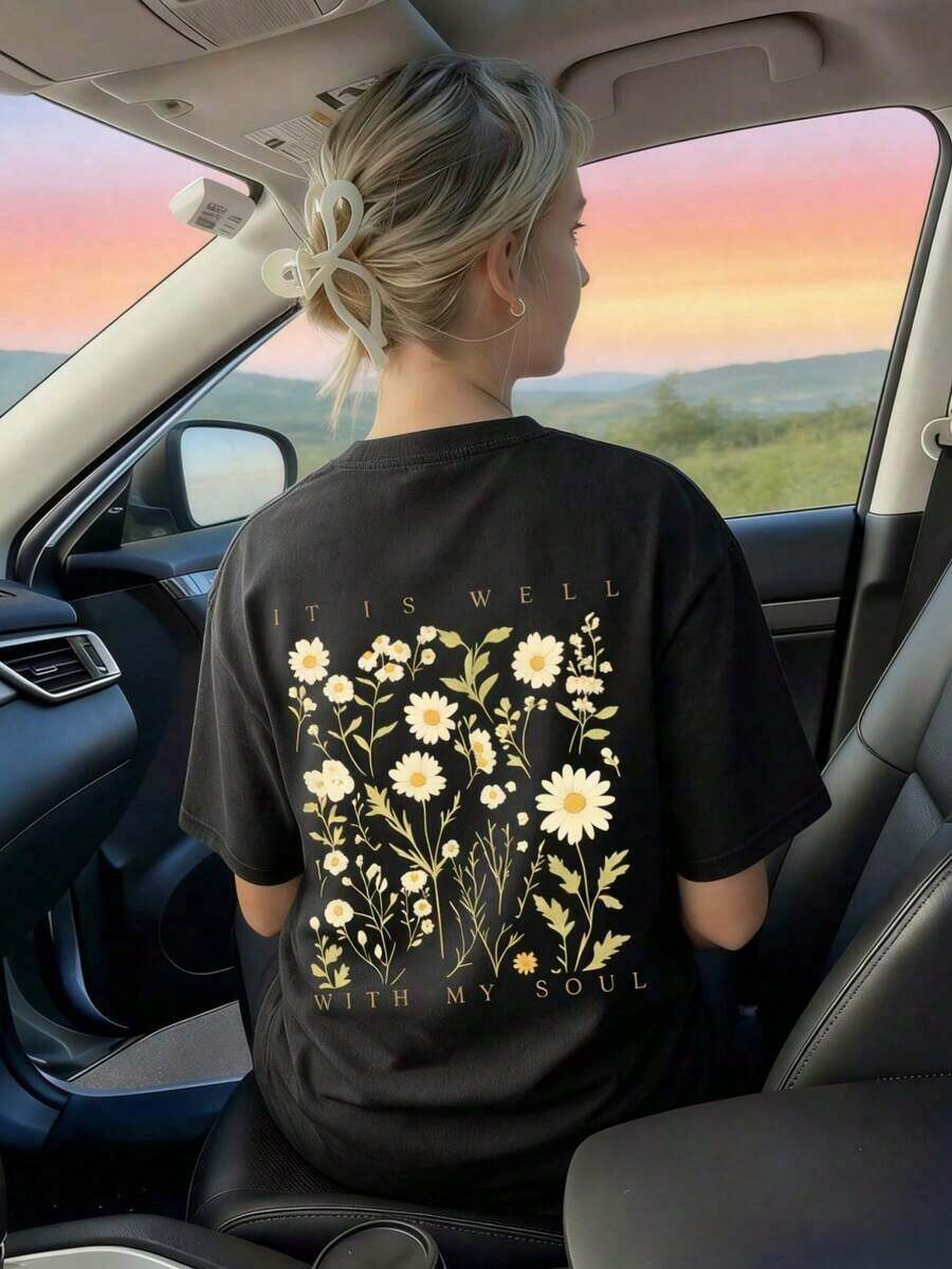 Damski, letni T-shirt z okrągłym dekoltem i krótkimi rękawami, miękki i wygodny, swobodny i uniwersalny. Z kwiatowym nadrukiem w stokrotki i angielskim napisem, podkreślającym młodzieńczą witalność. Nadaje się do biegania, wypoczynku, spotkań, imprez i innych okazji. Luźny, miejski styl sprawia, że nadaje się również do noszenia na świeżym powietrzu, idealnie sprawdzając się w letnich stylizacjach. - Czarne - Zobacz 1