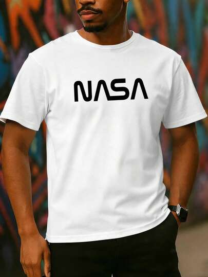 1件时尚夏季轻薄印花短袖T恤，男士休闲运动圆领速干上衣，透气舒适，适合健身房锻炼和日常穿着。