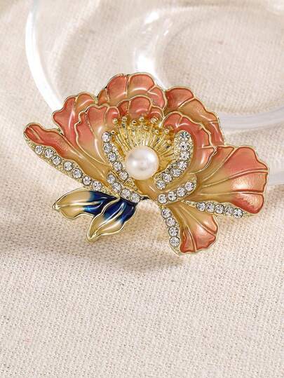 女士优雅牡丹花扇形胸针，镶嵌珍珠和水钻，适合日常佩戴，也适合居家、学校、海滩、工作、派对、节日、生日、返校、新年、情人节、母亲节、圣诞节、婚礼、音乐节、毕业典礼等场合，春夏秋冬皆宜。