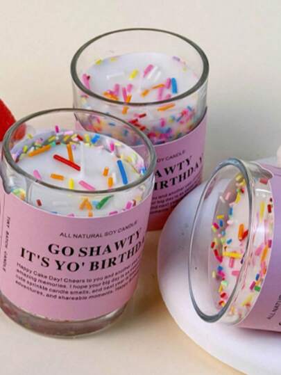 生日快乐！祝你生日快乐，愿新的一年充满美好的回忆！希望你的生日像这支可爱的磨砂蜡烛一样甜蜜，也希望新的一年充满欢乐、冒险和值得分享的美好时光。生日快乐！适合所有庆祝生日的人！罐装蜡烛、蜡烛、礼物、家居装饰、生日装饰、生日蜡烛、装饰品、生日快乐！祝你生日快乐。