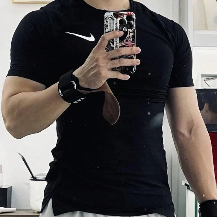 Nike Dri-Fit Rise 365 透氣柔軟短袖跑步印花短袖跑步T卹 男款 - 黑色 - 查看 1