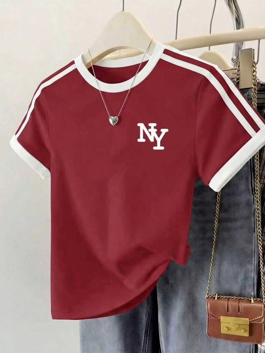 Camiseta casual de mujer con franja lateral de color contrastante, estilo universitario, top de manga corta diario de verano, estampado minimalista de letras de patchwork, ajuste ceñido y cuello redondo - Burdeos - Ver 1
