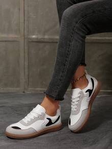 Giày thể thao nữ casual, thiết kế khóa cài phẳng kiểu retro, giày buộc dây cổ thấp, phù hợp để mang hàng ngày, mọi mùa. - Đen và trắng - Xem 5