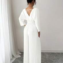 The Elegant White Wide-Leg Jumpsuit Features A V-Neck Design That Subtly Accentuates The Neck Line. The Loose And Casual Cuffs, Combined With The High-Waist Position And Pleated Technique, Raise The Waistline And Create The Impression Of Long Legs - 白色 - 查看 5