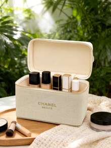 CHANEL Nécessaire quadrada bege, em tecido, com zíper de metal dourado, design portátil, forro espaçoso, ideal para guardar maquiagem do dia a dia, levar em viagens e também como uma elegante caixa de presente para o Dia dos Namorados e aniversários. Perfeita para todas as estações. - Branco - Ver 8
