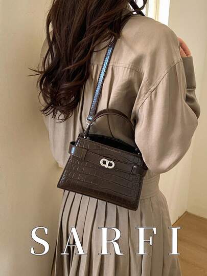 新款秋冬鳄鱼纹压花图案女士手提包；高端小众现代风格银色五金肩带单肩包；新款咖啡色都市通勤风可调节肩带斜挎包，适合购物、旅行，实用轻便方形手提包