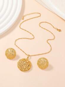 Set de 2 piezas de collar con colgante redondo y aretes con patrón de estrella hueca chapada en oro, de estilo de Oriente Medio para el Ramadán. El patrón de estrella transmite bendiciones radiantes para las mujeres. - Amarillo Oro - Ver 5