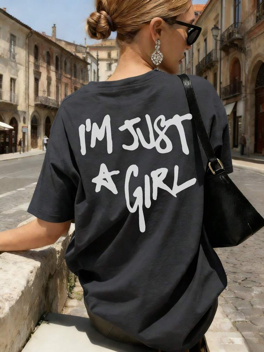 我是Just Girl女士夏季街头简约字母个性化印花图案圆领T恤日常穿搭风格女装上衣。女士休闲图案T恤 - 深灰色 - 查看 1