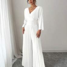 The Elegant White Wide-Leg Jumpsuit Features A V-Neck Design That Subtly Accentuates The Neck Line. The Loose And Casual Cuffs, Combined With The High-Waist Position And Pleated Technique, Raise The Waistline And Create The Impression Of Long Legs - 白色 - 查看 7