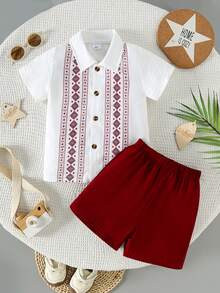 Conjunto de 2 piezas para niños pequeños con tema de Ramadán: Camisa de polo de cuello con estampado floral vintage y pantalones cortos casuales color burdeos, para verano - Multicolor - Ver 1