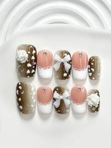 10件套优雅公主风波点美甲套装，包含3D白色玫瑰、白色蝴蝶结美甲装饰、手绘白色豹纹、裸棕色底油、白色蕾丝花边、白色指甲油，精致优雅的手工按压式美甲贴片。 - 彩色 - 查看 10