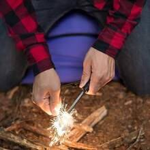 Encendedor de Magnesio de Rodillo de Hierro Fiable para Todo Clima con Brújula Cuerda Paracord y Silbato Piedra de Hacha de Supervivencia Ideal para Campamento Senderismo Mochilero y Emergencias al Aire Libre - estilo luminoso - Ver 5