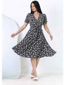 Elegant Women's Midi Dress With Black Floral Print, A-Line Silhouette, Short Puff Sleeves, And A Wrap-Around Hem With A Belt. - 黑色花卉 - 查看 1