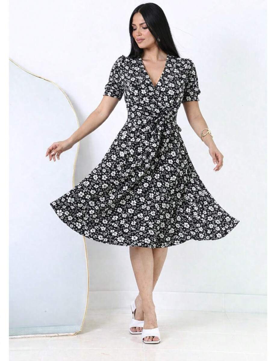 Elegant Women's Midi Dress With Black Floral Print, A-Line Silhouette, Short Puff Sleeves, And A Wrap-Around Hem With A Belt. - 黑色花卉 - 查看 1