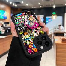 Personajes coloridos sobre fondo de grafiti. Esta elegante funda es compatible con Samsung, Apple, VIVO, OPPO, , Transsion, ,  y Honor. Fabricada en silicona TPU, ofrece protección contra golpes y caídas, además de una sensación superior. Es un regalo ideal para familiares, amigos y seres queridos, y la opción perfecta para San Valentín y Año Nuevo. - Negro - Ver 2