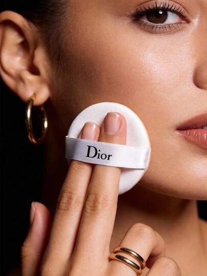 Dior 白色圆形缎面化妆粉扑，打造无瑕粉底妆容，女士化妆海绵
