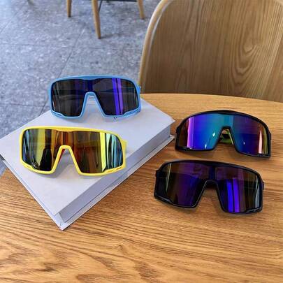 一副成人骑行眼镜，适合户外徒步、登山、户外越野骑行、钓鱼等活动。