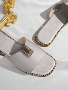 Dép xăng đan nữ đế bằng mũi vuông màu bạc, chất liệu PU, kiểu dáng cổ điển nữ thần với khóa trang trí bằng nhựa, một quai, thích hợp cho trong nhà, bãi biển, kỳ nghỉ, tiệc tùng sang trọng, tiệc chiêu đãi, và phong cách tối giản thường ngày. - Bạc - Xem 4