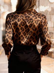 JOVI SHEEN 时尚优雅前扣女式衬衫，豹纹印花，缎面材质，适合秋冬穿着，可作办公室衬衫、女士衬衫，也适合春假穿着。 - 鏽棕色 - 查看 2