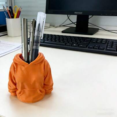 1 chiếc hộp đựng bút hình áo hoodie sáng tạo mừng năm mới 2026! Nhiều màu sắc để lựa chọn: Đỏ/Cam/Trắng/Hồng/Vàng/Xanh lá cây/Xanh da trời, có thể đựng bút và văn phòng phẩm, dùng làm vật dụng sắp xếp bàn làm việc và phụ kiện trang trí!