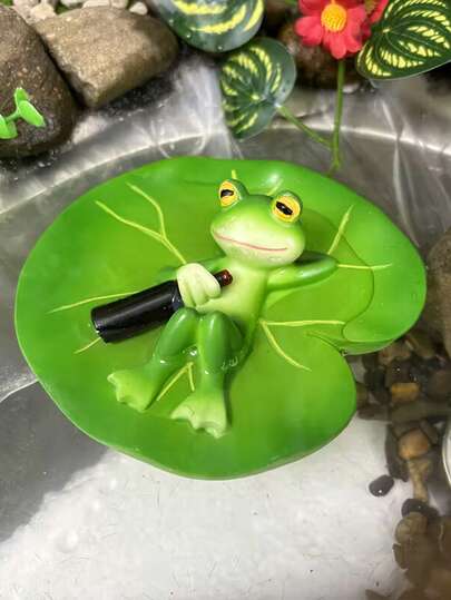 1pc Realistic Floating Frog Decor - With Beer Bottle Decoration, Waterproof Resin Pond Decoration, Lifelike Pond Scene Decor Suitable For Aquarium, Garden, Yard - Cute Indoor Outdoor Decoration, Frog Garden Decor, Interesting Design, Durable Waterproof - Not Recommended For Under 14 Years Old