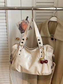 Đây là một chiếc túi xách nữ cỡ lớn, màu trơn, có thiết kế mặt dây chuyền hình quả anh đào đỏ. Túi có khóa kéo trơn tru, hai quai xách phía trên và dây đeo vai dài có thể điều chỉnh, cho phép bạn đeo trên vai, xách tay hoặc đeo chéo. - Màu be - Xem 8