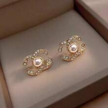 Xiaoxiangfeng Double C Pearl Earrings For Women's Light Luxury, Niche Design, High-End Temperament, Socialite Style Design, Handmade Letter Fashion, Cool, Sparkling Earrings. They Are Simple, Versatile, And Have A Fresh Fragrance - Khuyên tai hình chữ C kép - Xem 3