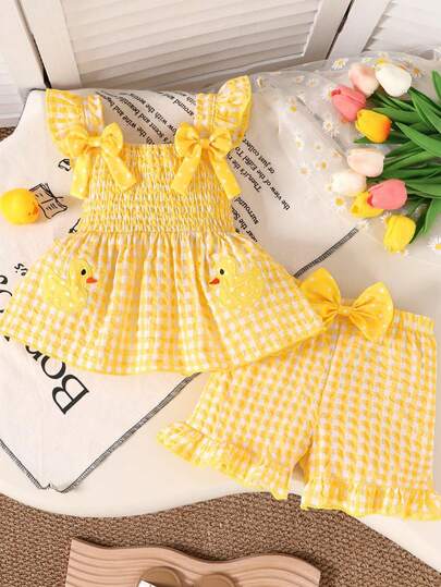 两件套，少女休闲时尚可爱柔软舒适，黄色小鸭刺绣贴花吊带背心搭配格子松紧腰短裤，蝴蝶结装饰，适合夏季日常穿着、度假、户外活动