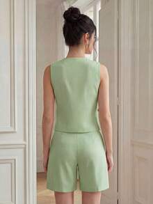 A&DD MODA, REF:LE513 - Women's Set - This Women's Vest And Shorts Set Includes An Exclusive Embroidered Vest With A Front Opening, Combined With High-Waisted, Straight-Cut Shorts That Perfectly Flatter The Legs. Ideal For Everyday Wear And The Workplace. - 綠色 - 查看 2