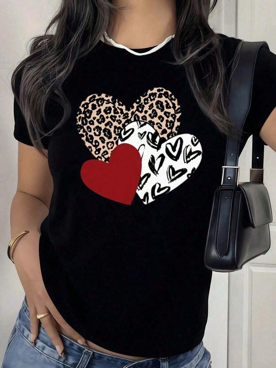 Playera Negra Oversize con Gráfico de Tres Corazones (Leopardo, Rojo y Abstracto), Camiseta de Estética Romántica y San Valentín, Blusa de Declaración de Estampado Animal y Amor, Tops Regalo para Novia y Cita - Negro - Ver 1