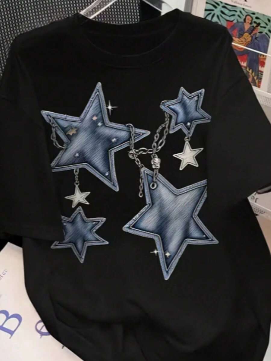 Women's T-Shirt With Denim Stars And Stylized Chains, A Modern Women's T-Shirt With A Creative Design And Fashionable Touch, Perfect For Those Who Love A Unique Look With Blue Denim-Effect Stars, Ornate Chains, And Sparkling Details That Give The Look Personality, Style, And Timelessness. Ideal For Creating Casual, Urban, And Edgy Combinations, Bringing Charm, Exclusivity, And Elegance To An Incredible Women's T-Shirt To Rock Every Day. - 黑色 - 查看 1