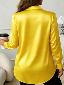 Kemeja Kancing Depan Kasual Serbaguna Berbahan Satin untuk Wanita Ukuran Plus, Cocok untuk Semua Musim, dengan Sentuhan Satin. - Kuning - View 2